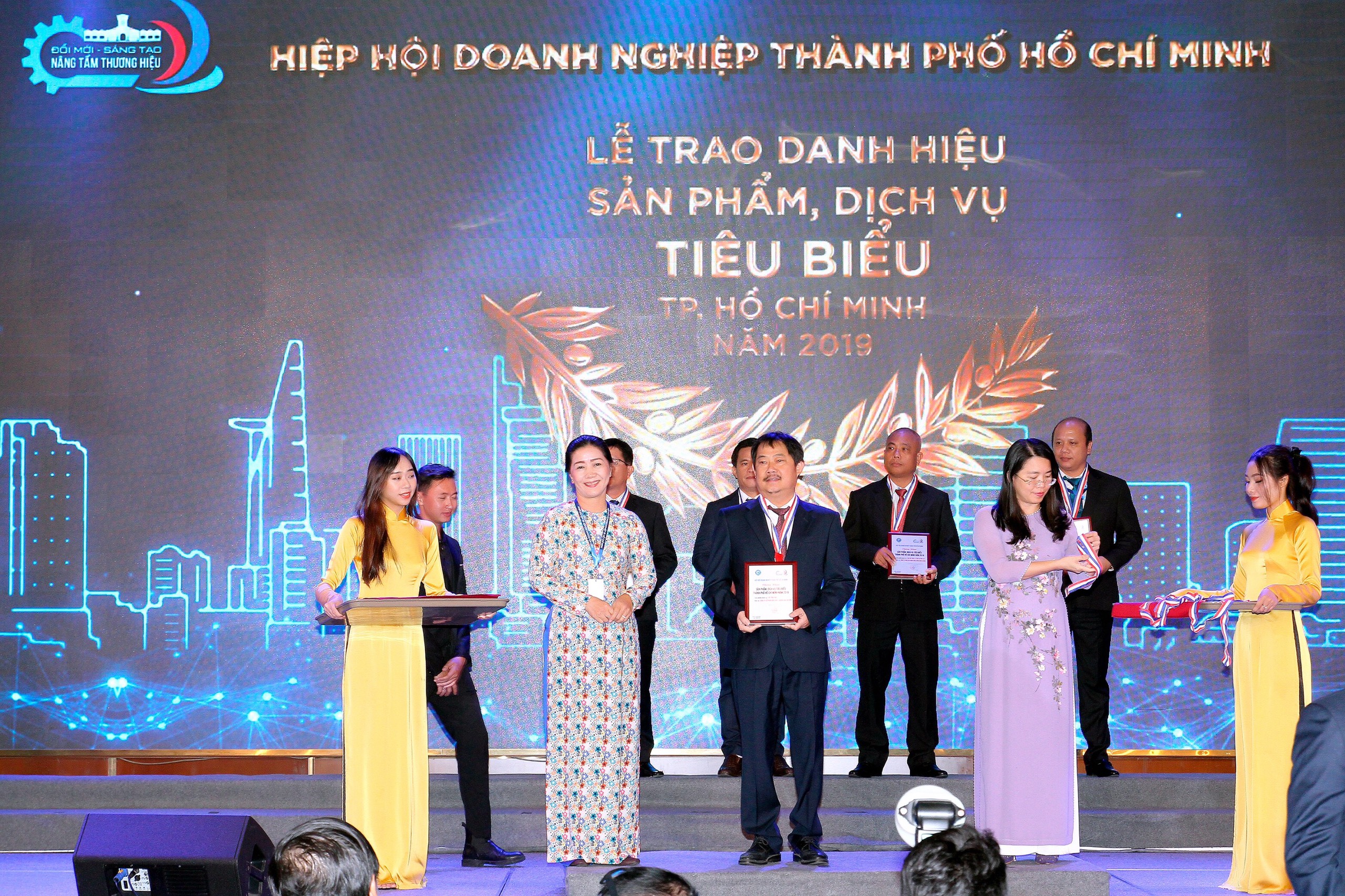 Ông Nguyễn Thành Vinh – Tổng Giám Đốc SMC nhận danh hiệu “Sản phẩm, dịch vụ tiêu biểu thành phố Hồ Chí Minh” năm 2019