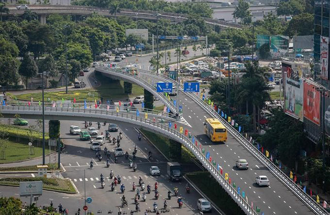The bridge crosses Nguyen Kiem - Nguyen Thai Son intersection
